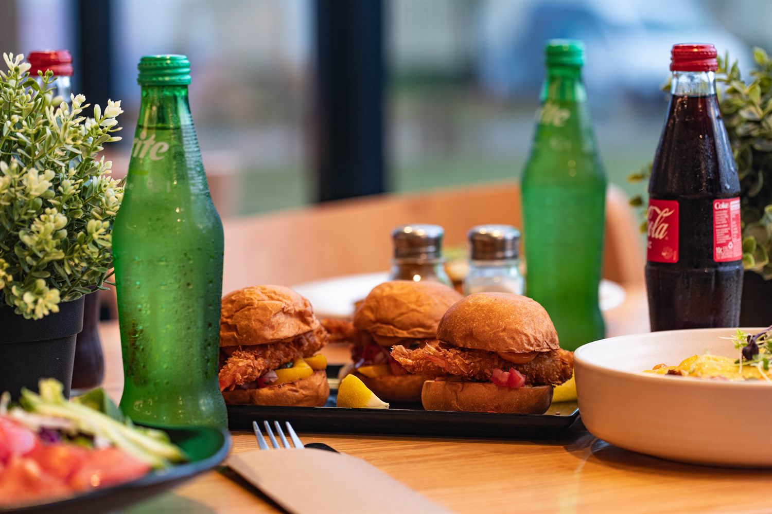 Crispy chicken sliders with a cold drink